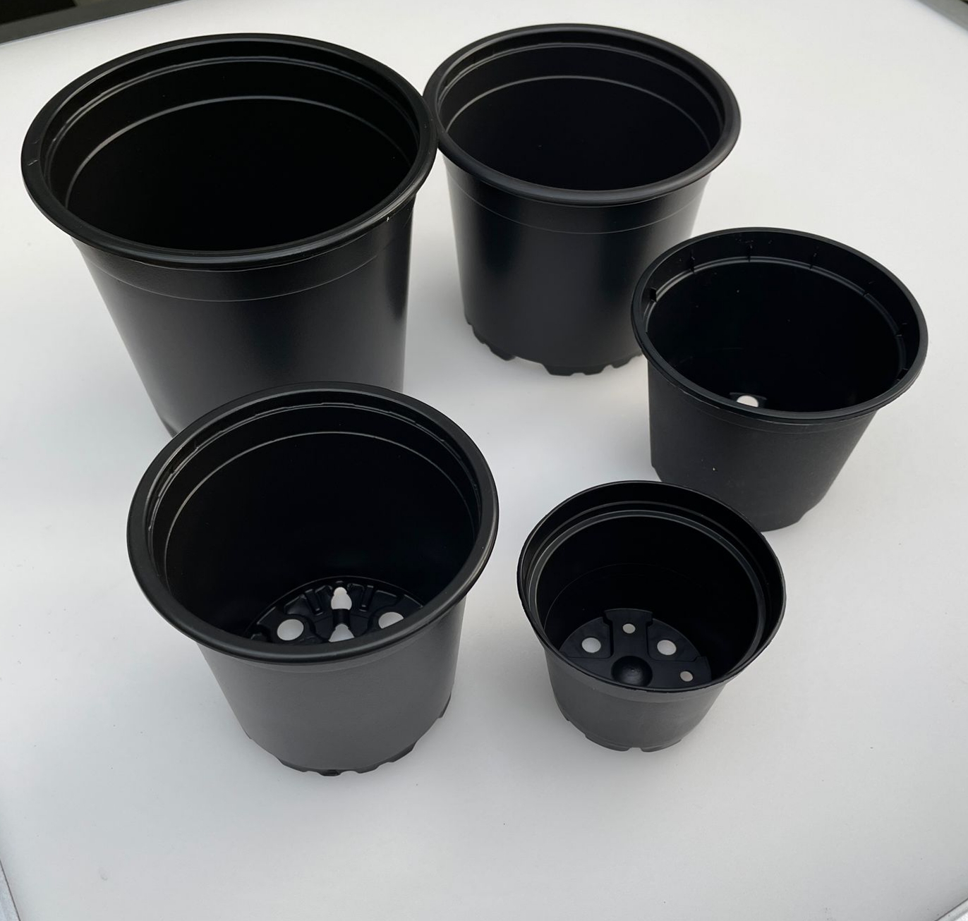 Plastic pots black, pack of 5, different sizes